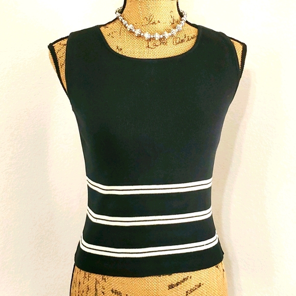 Distinctive New York Tops - DISTINCTIVE New York tank pull over black sweater white lines top Small